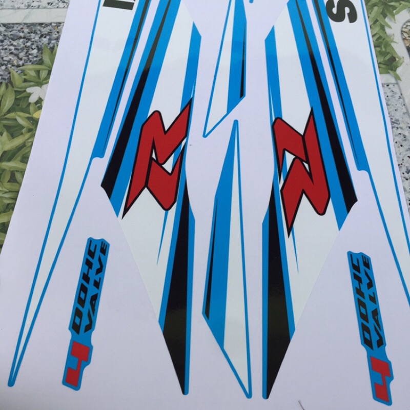 Tem rời chế Raider xăng cơ. Xe xanh, chỉ trắng. Thay đổi màu sắc và chi tiết theo yêu cầu. Sắc nét, bền màu