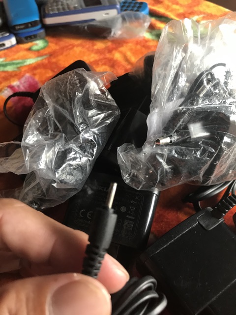 Sạc nokia chui lớn nhỏ