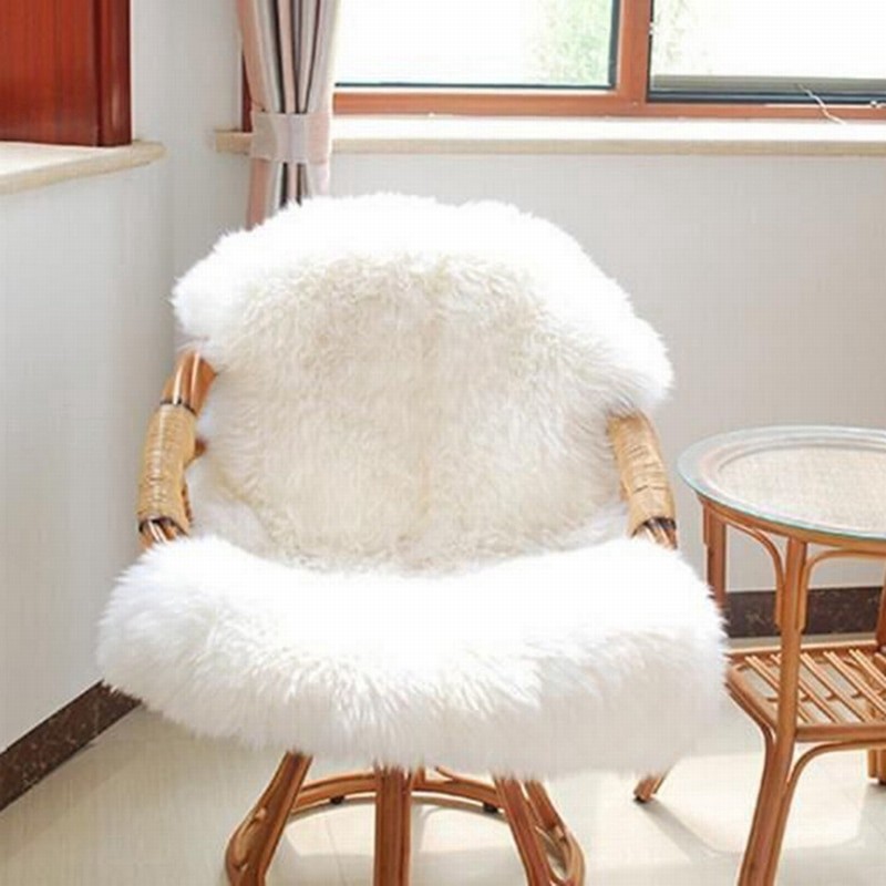 Thảm lông giả mềm mại dùng trang trí ghế sofa tiện dụng