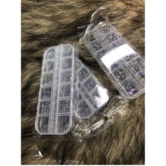 Đá 12 ô màu trắng mix size khay đá chân keo yhb màu trắng