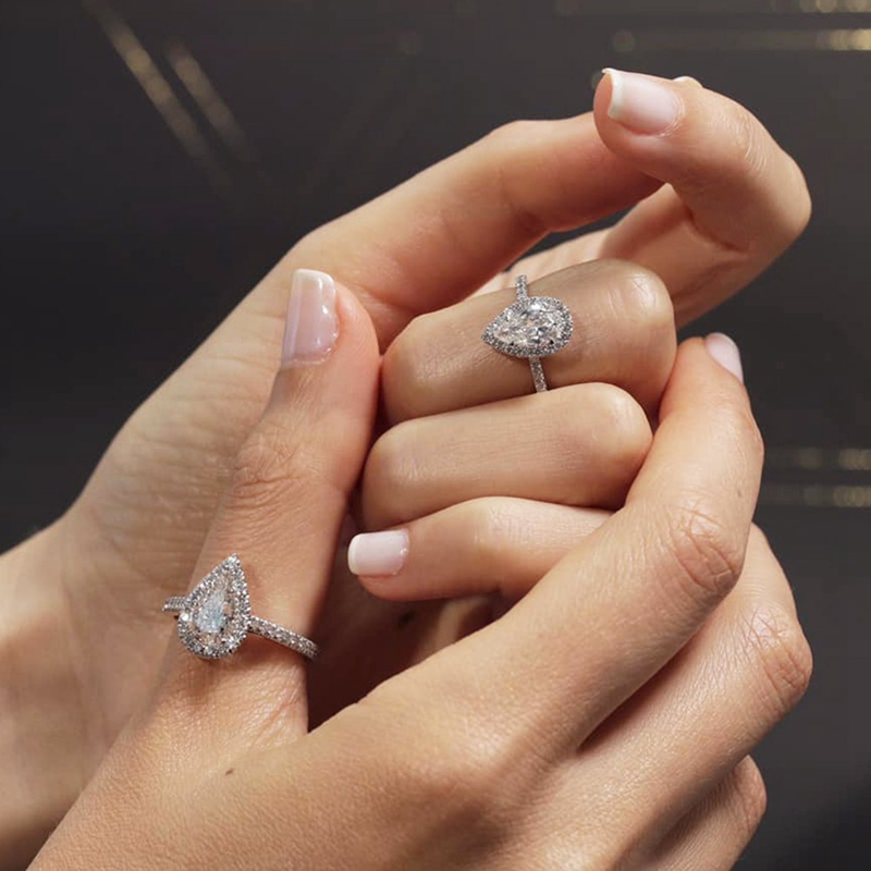 Nhẫn Đính Hôn Đính Kim Cương Giả Hình Trái Tim