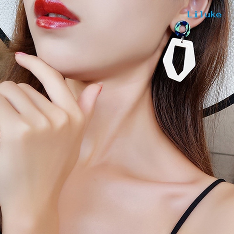 khuyên tai nhựa lục giác màu trắng xanh thời trang cho nữ mã TH1263A