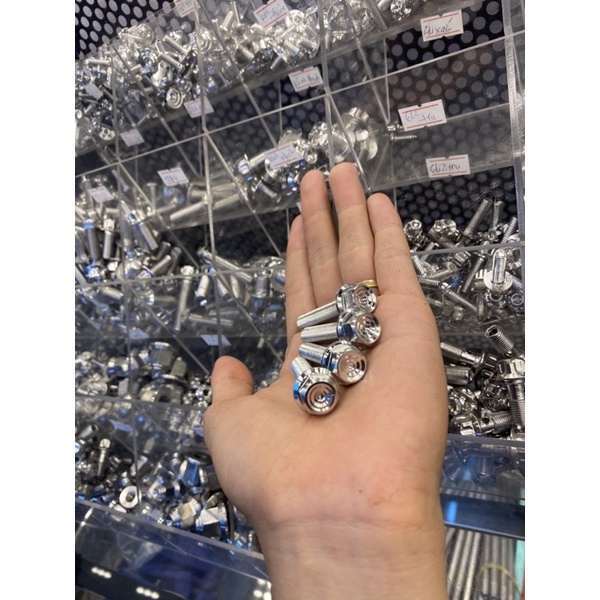 Ốc INOX304 Thái bắt cảng / tay dắt Future125