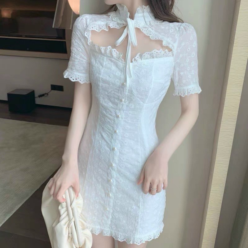 ĐẦM XÔ HOA TRẮNG CỔ BÈO CUT-OUT NGỰC