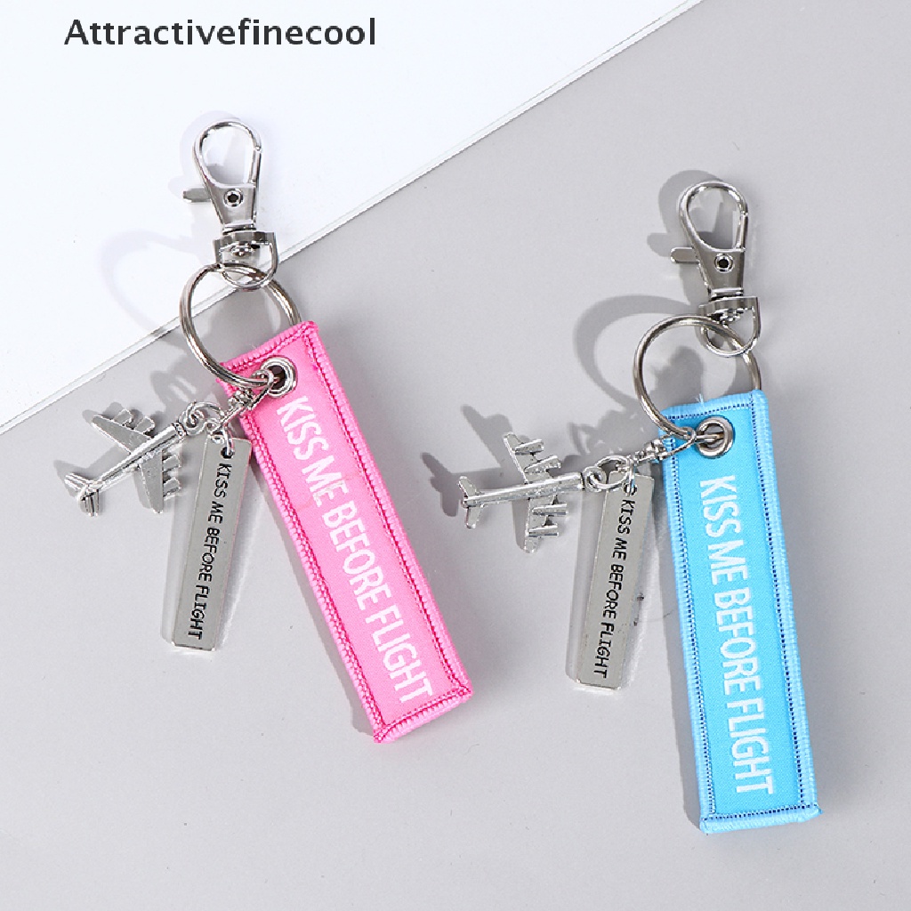 Móc khóa phối hình máy bay bằng kim loại với dòng chữ Kiss Me Before Flight