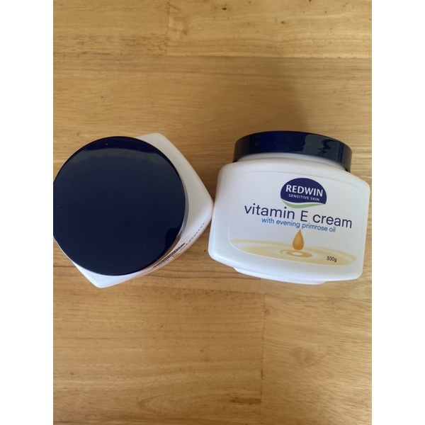 Kem dưỡng ẩm vitamin E Redwin 300g hàng Úc