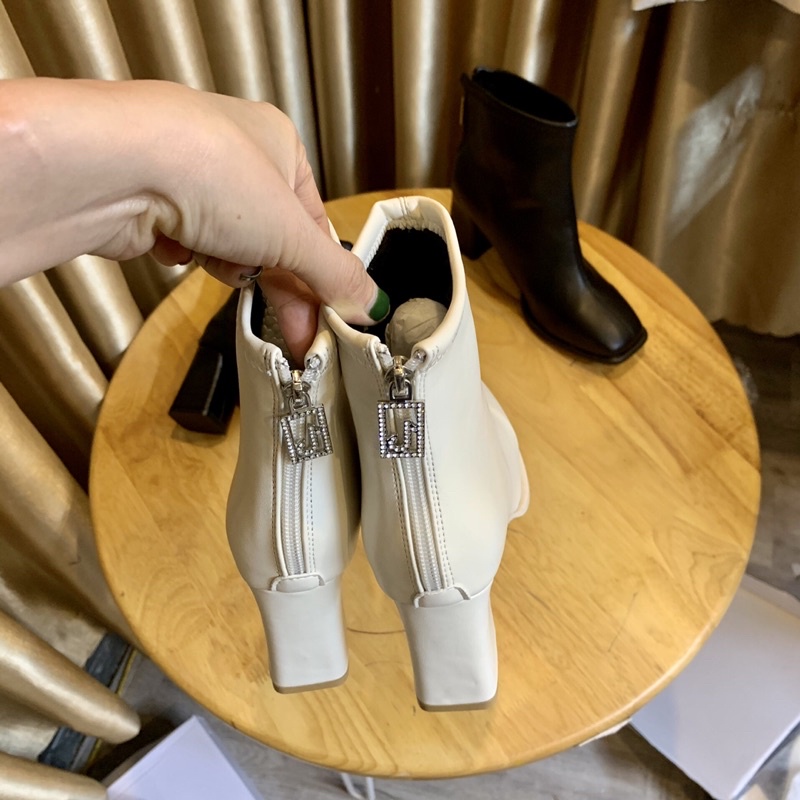 Giày boots nữ cao cổ, gót vuông cao 7cm, chất da mềm mịn, bên trong lót lông ấm áp, có khóa kéo, form tôn dáng cực đẹp