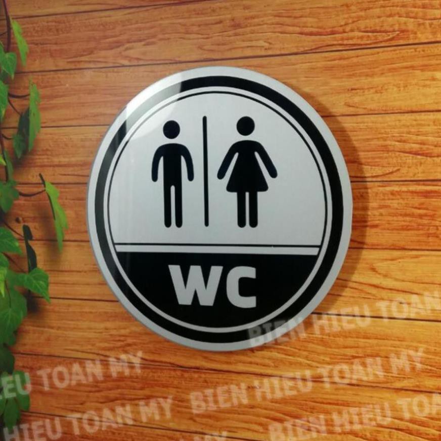 Biển WC bằng mica - nền nhũ bạc lấp lánh | BigBuy360 - bigbuy360.vn