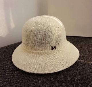 Mũ cói chữ M