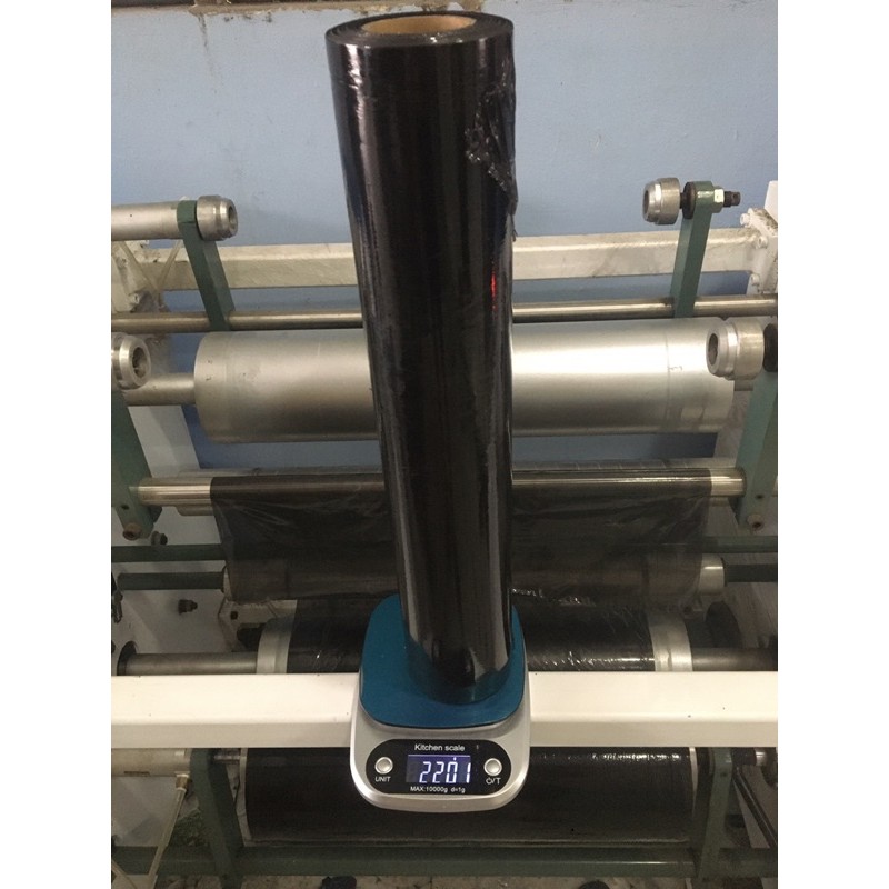 Màng PE,màng chít 2.2kg màu đen, khổ 50cm lõi giấy 300gram