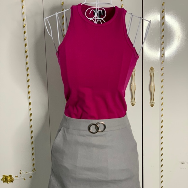 Set áo thun (~53kg) + chân váy (eo ~70cm). Có bán rời