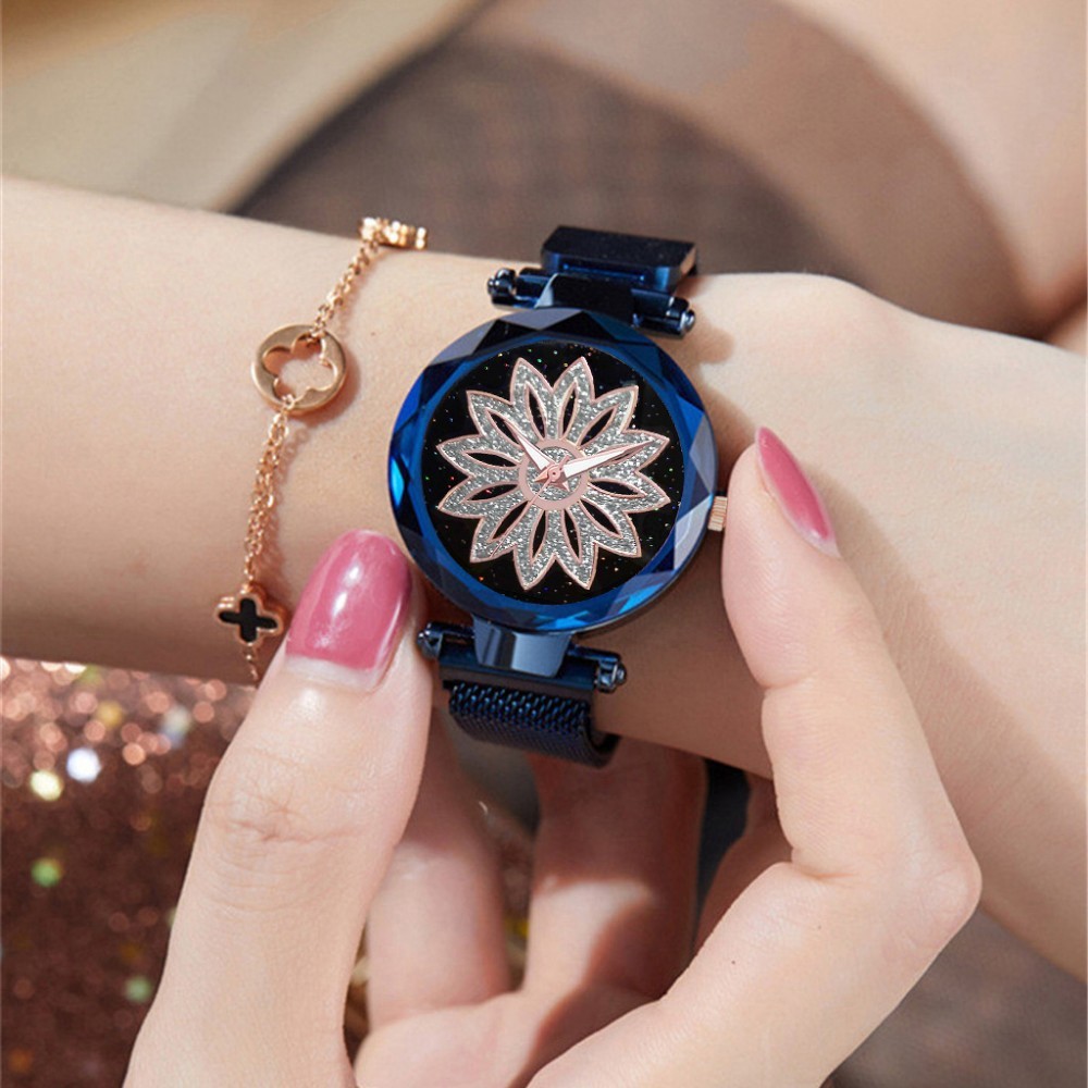 Đồng hồ mặt kim loại phối họa tiết hoa nhã nhặn dành cho nữ DIMINI