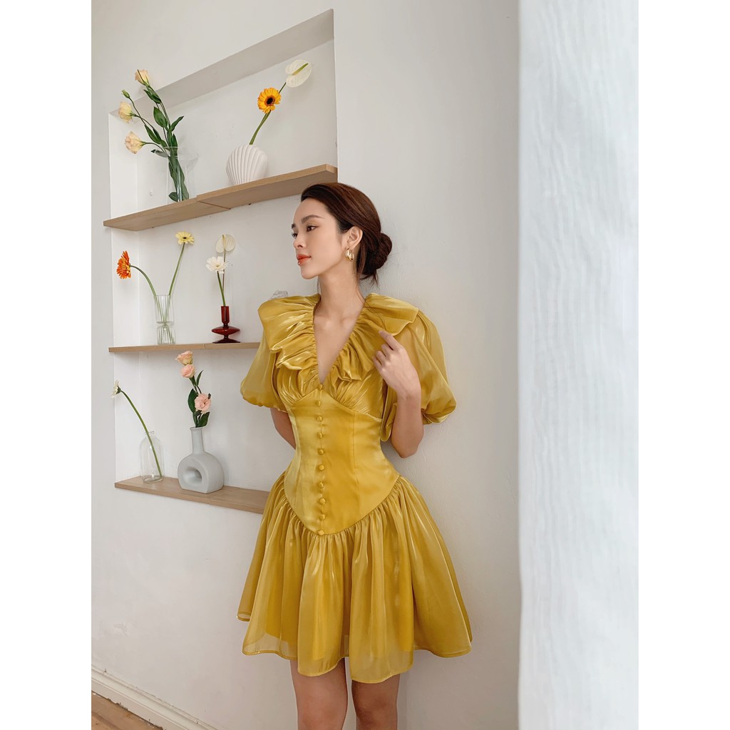 [Mã WABRWA15 giảm 15% đơn 300K] MOLLYNISTA- Đầm Emilia vàng cổ nhúm bèo phồng 10 nút | BigBuy360 - bigbuy360.vn
