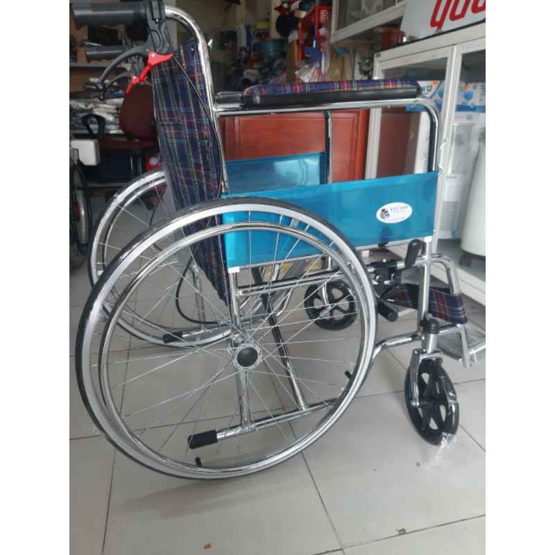 Xe lăn có thắng cho người già