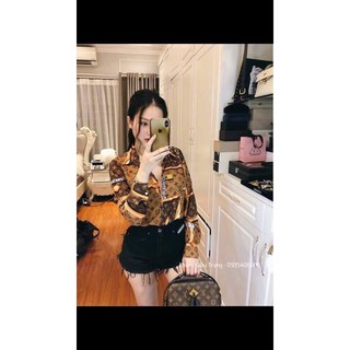 Combo áo sơ mi sọc đỏ và áo lv