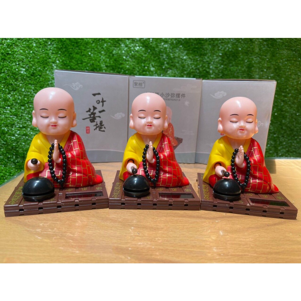 Tượng sư thầy chùa biết gõ mõ tụng kinh gật đầu