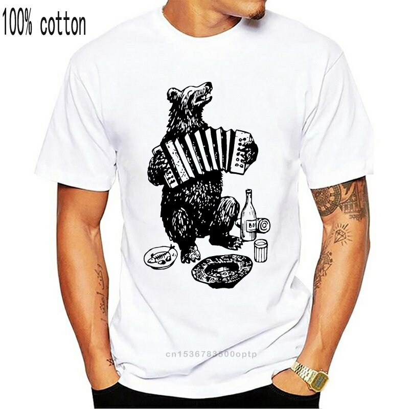 Gấu Nga tương lai trong một chiếc mũ lông thú với một chai vodka và balalaika Áo nam nhân vật in hìn