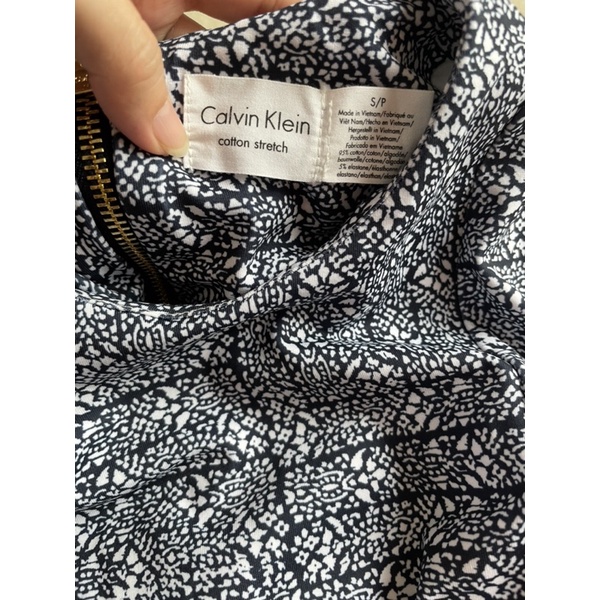 Đầm Calvin klein xịn dáng xoè có tay dây kéo vàng sau lưng