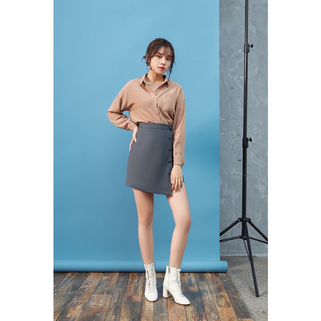 [Mã WABRLOW5 giảm 15% đơn 300K] Chân váy ngắn nữ 92WEAR màu ghi, đủ size, xẻ vạt có cúc bọc JAW0656 | BigBuy360 - bigbuy360.vn