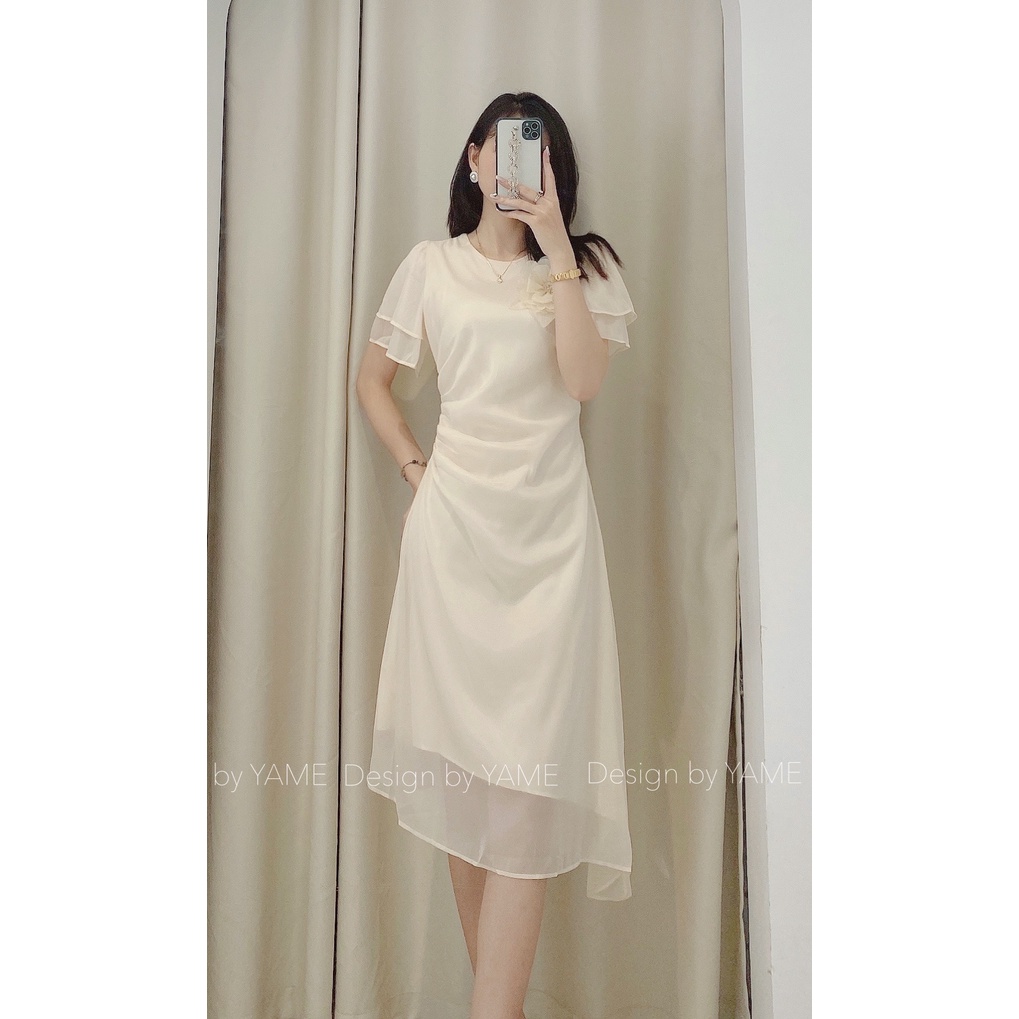 Váy đầm trơn nữ ngắn tay dáng dài cổ đính hoa cách điệu eo Lucie trắng kem YAME (KHÔNG GỒM HOA CÀI VÁY)