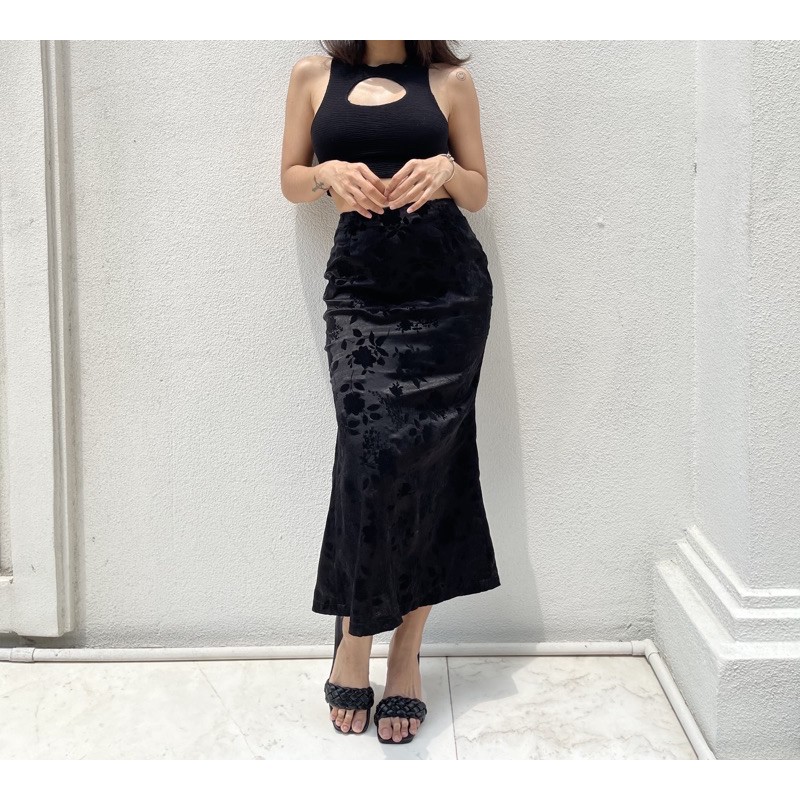 VELVET ROSE SKIRT - Chân Váy Dài Họa Tiết Nổi Dập Nhung Hoa Hồng (Black) | BigBuy360 - bigbuy360.vn
