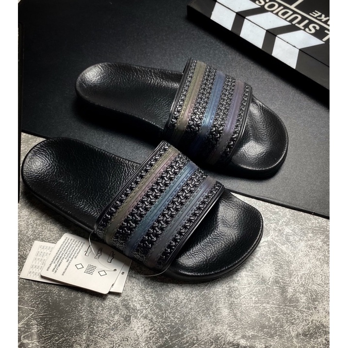Dép nam - dép quai ngang ITALY Đế Đúc Màu Đen 3 Sọc Phát Quang - Adidas Adilette Thời Trang Mang Trong Nhà, Làm Việc