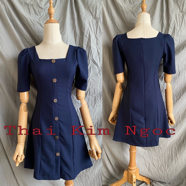 Đầm cổ vuông 6 nút gỗ