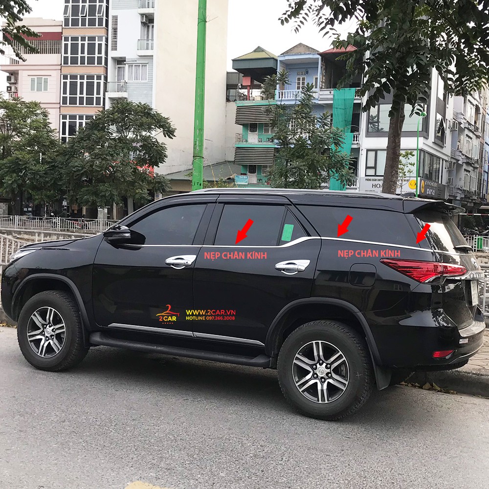 Nẹp viền chân kính, cong kính xe Toyota Fortuner 2017- 2018- 2019- 2020- 2021, 2022 2023 chất liệu Inox sáng bóng