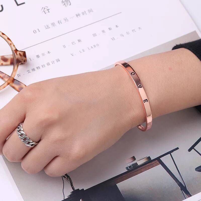 Vòng Tay Hợp Kim Khắc Chữ Love Đơn Giản Thời Trang