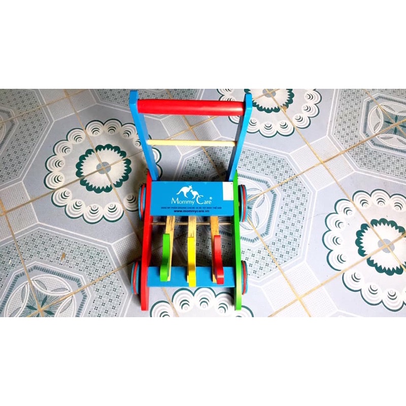 Xe tập đi gỗ cho bé 3 con gà cao cấp có vòng cao su chống trơn trượt.Xe  đẩy đi là gà bỗ tạo tiếng kêu vui chbé