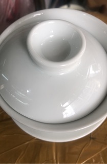 Chum trà bằng sứ