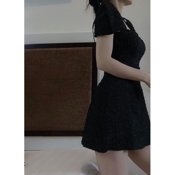 ĐẦM ĐEN DÂY CHÉO TAY NGẮN
