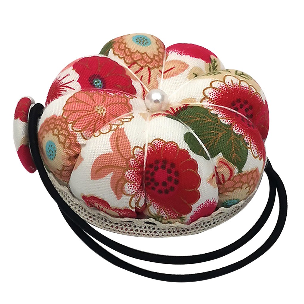 Gối đệm nhựa polyester có dây đeo cổ tay đàn hồi dùng để giữ kim ghim may quần áo màu đỏ