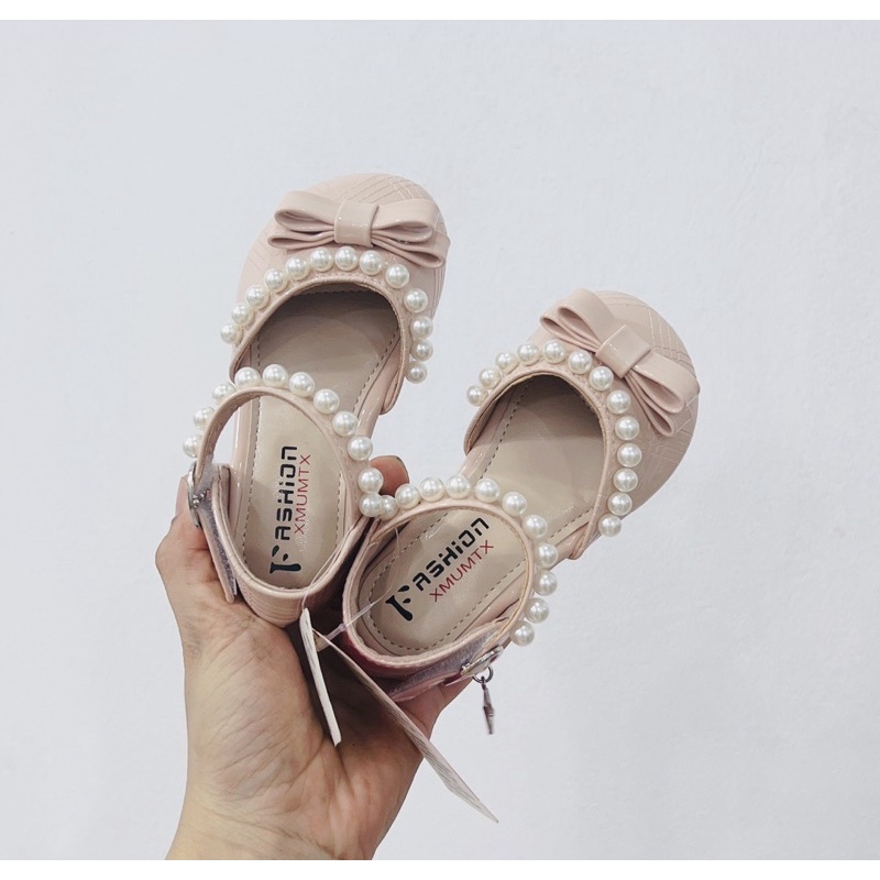 Giày sandal bệt quai ngang đính cườm bé gái - dép quai hậu mũi bít cho bé da bóng mềm đính nơ và ngọc điệu đà đế dẻo9008