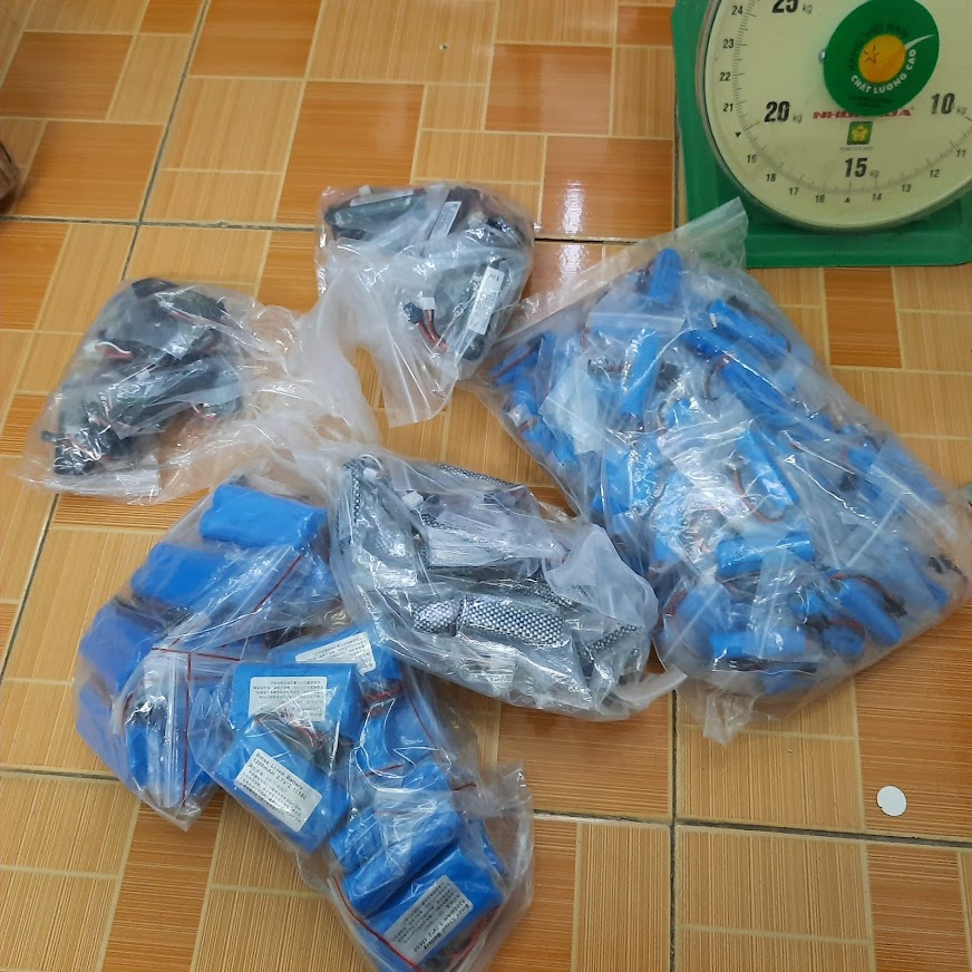 Pin sạc 18650 7.4v 1300mAh cổng nối SM-3P / SM-4P dùng cho xe mô hình điều khiển