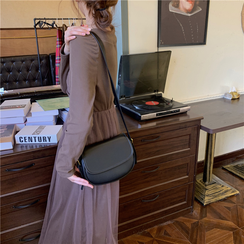 Túi đeo chéo dễ phối đồ kiểu dáng thời trang cho nữ