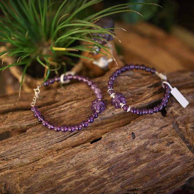 Vòng tay thạch anh tím.