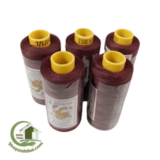 Cuộn chỉ may nhỏ màu đỏ đô
