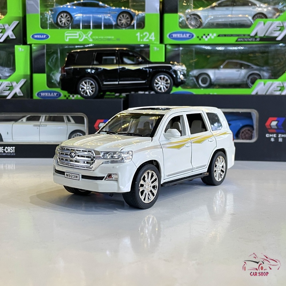 Xe mô hình hợp kim Toyota Landcruiser V8 tỉ lệ 1:24 hãng XLG màu trắng