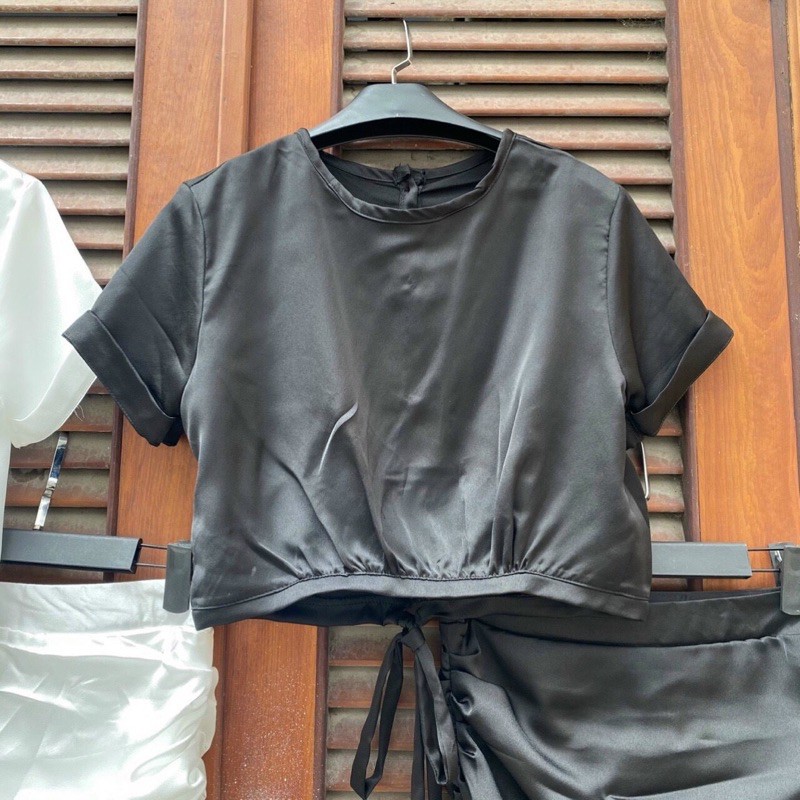 Set Đồ PARTY SET gồm áo croptop và chân váy xếp li tầng tôn vòng 3 - áo sau lưng gài nút và thắt nơ tạo điểm nhấn
