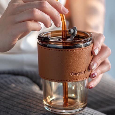 Cốc thủy tinh GorGous bọc da có nắp kèm ống hút - Ly thuỷ tinh GorGous bọc da sang chảnh chống bỏng pha sữa cafe 450ml