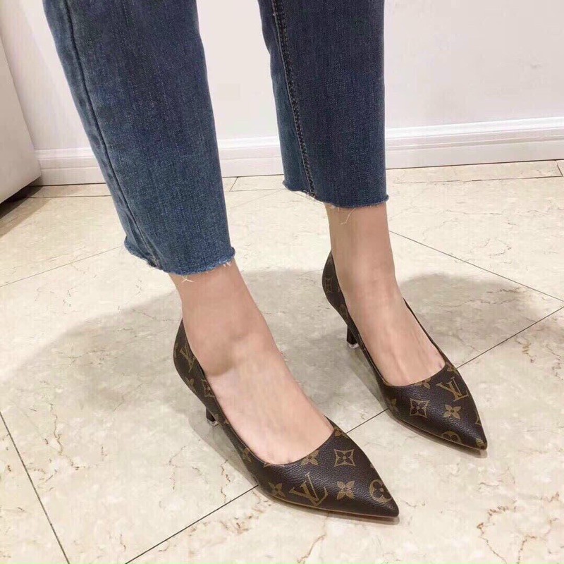 Giày cao gót hoạ tiết nâu