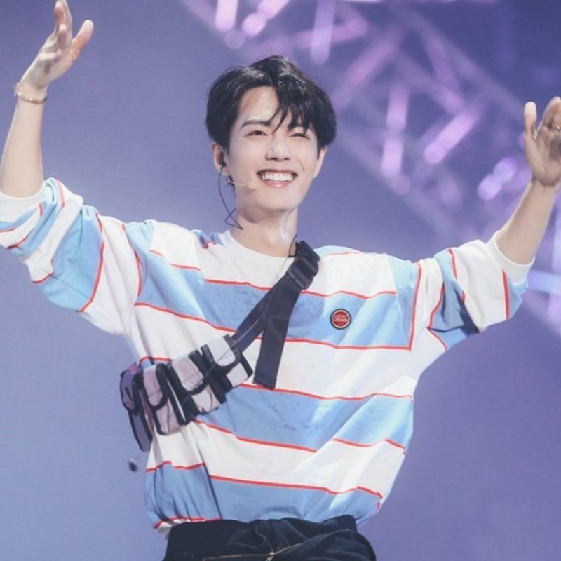 Áo thun tay dài kẻ sọc phong cách Cbiz Tiêu Chiến