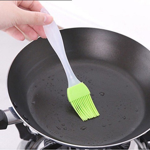 Chổi quét dầu và gia vị Silicon dùng cho nồi chiên rất tiện lợi cho mọi gia đình