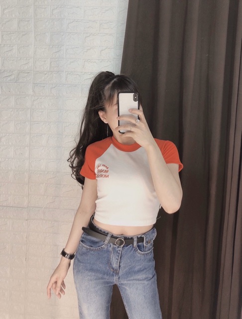 Áo thun croptop thêu chữ tay phối màu