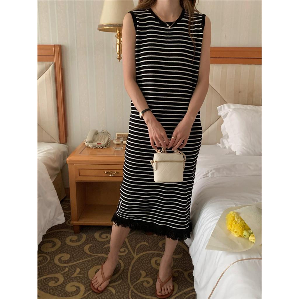 Đầm Dệt Kim Không Tay Cổ Tròn Họa Tiết Kẻ Sọc Phong Cách Mới 63089