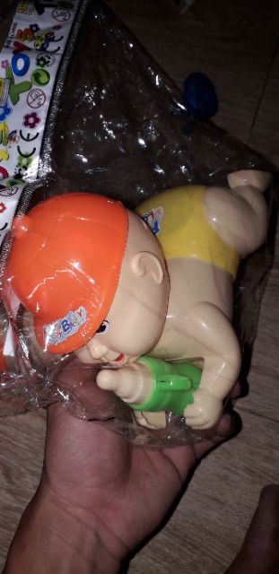 Em bé bò chạy dây rút có đèn Led bằng nhựa