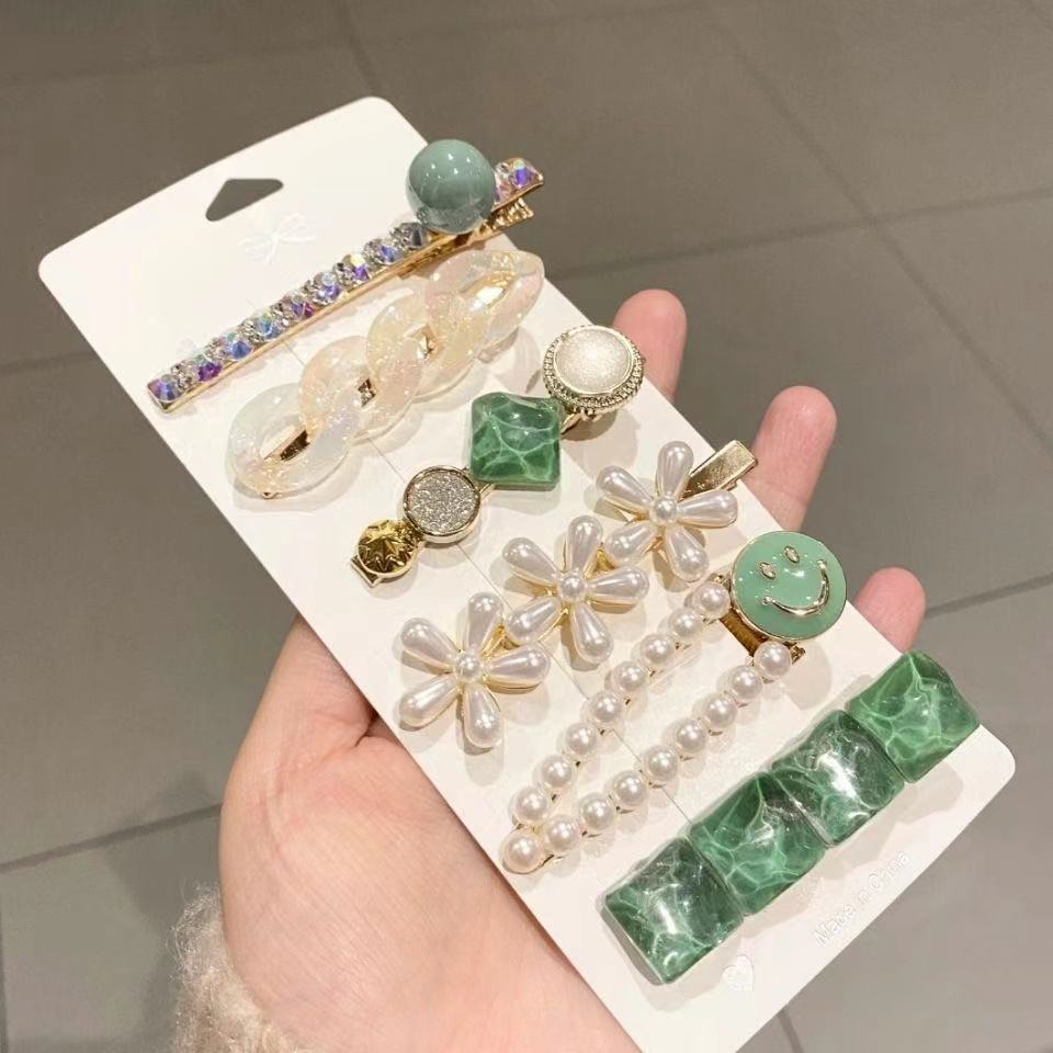 2021 bộ hoa ngọc trai kẹp bên cô gái sao biển ngọt ngào