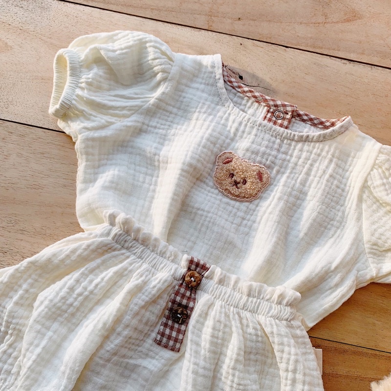 Bộ xô kem gấu thêu quần bí xinh xắn cho bé