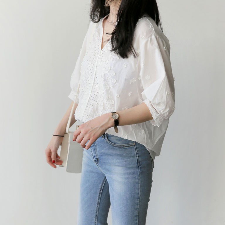 Áo sơ mi dài tay màu trắng cổ chữ V họa tiết thêu 28130